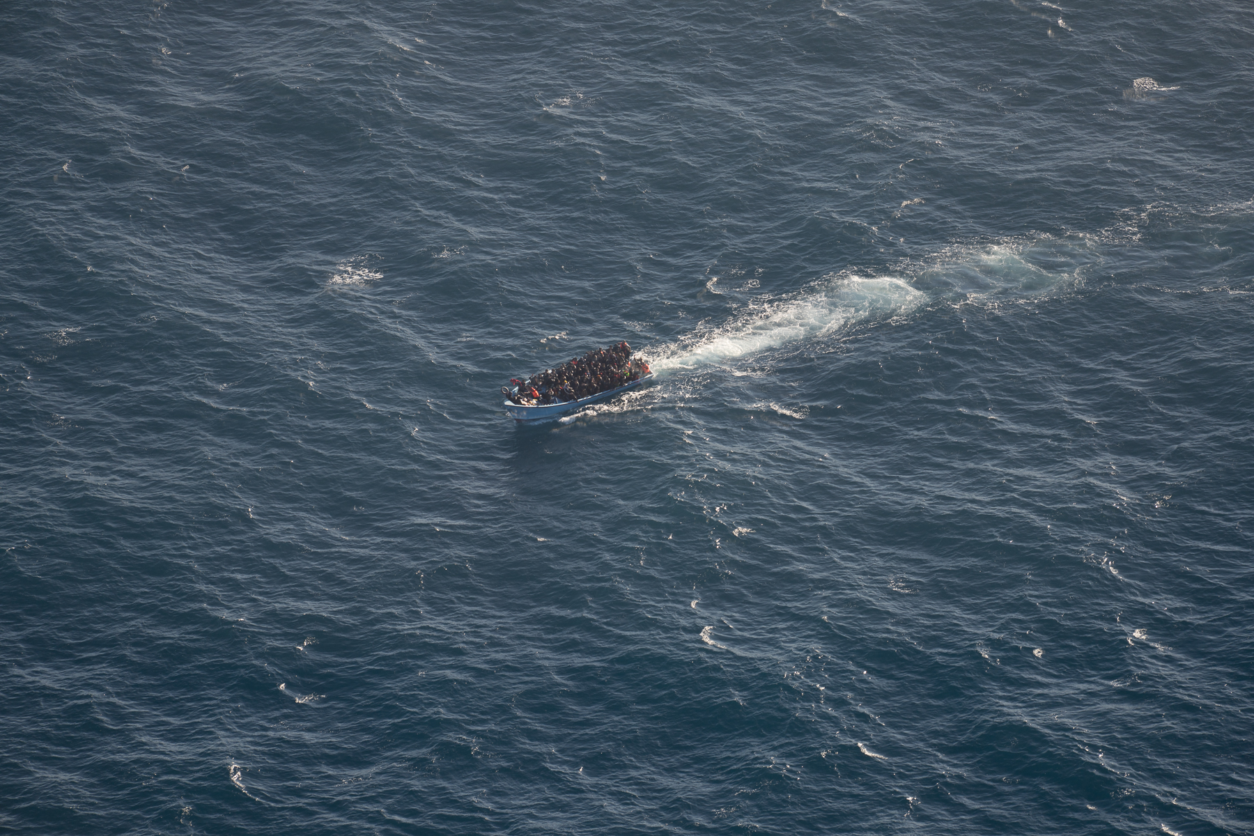 Migranti, Ocean Viking soccorre 101 persone, tra loro donne e bambini