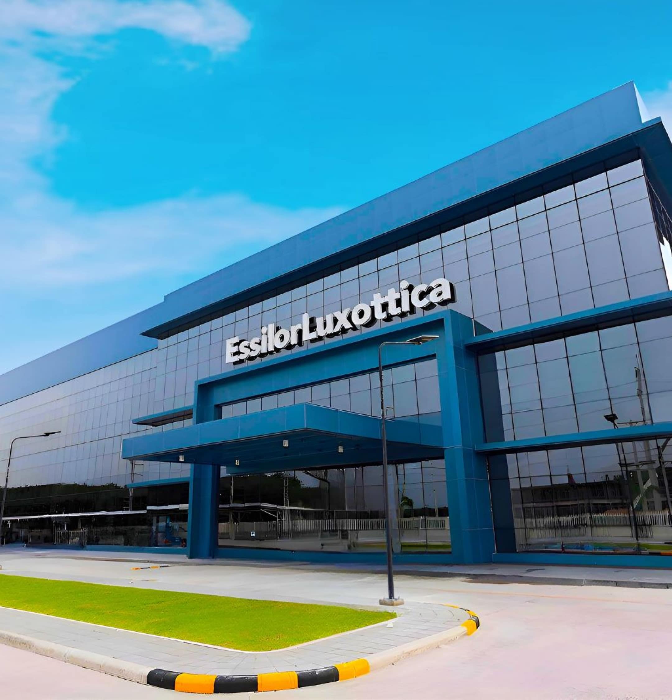 Prada rinnova l’accordo di licenza con EssilorLuxottica Prada rinnova l’accordo di licenza con EssilorLuxottica