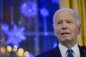 Presidente Biden durante un ricevimento di Hanukkah nella Sala Est della Casa Bianca a Washington.