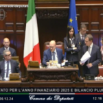 Manovra, il governo incassa la fiducia alla Camera con 211 sì