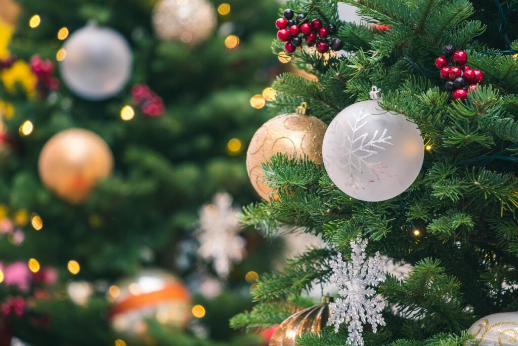 Como, forti raffiche di vento abbattono l’albero di Natale in piazza Duomo