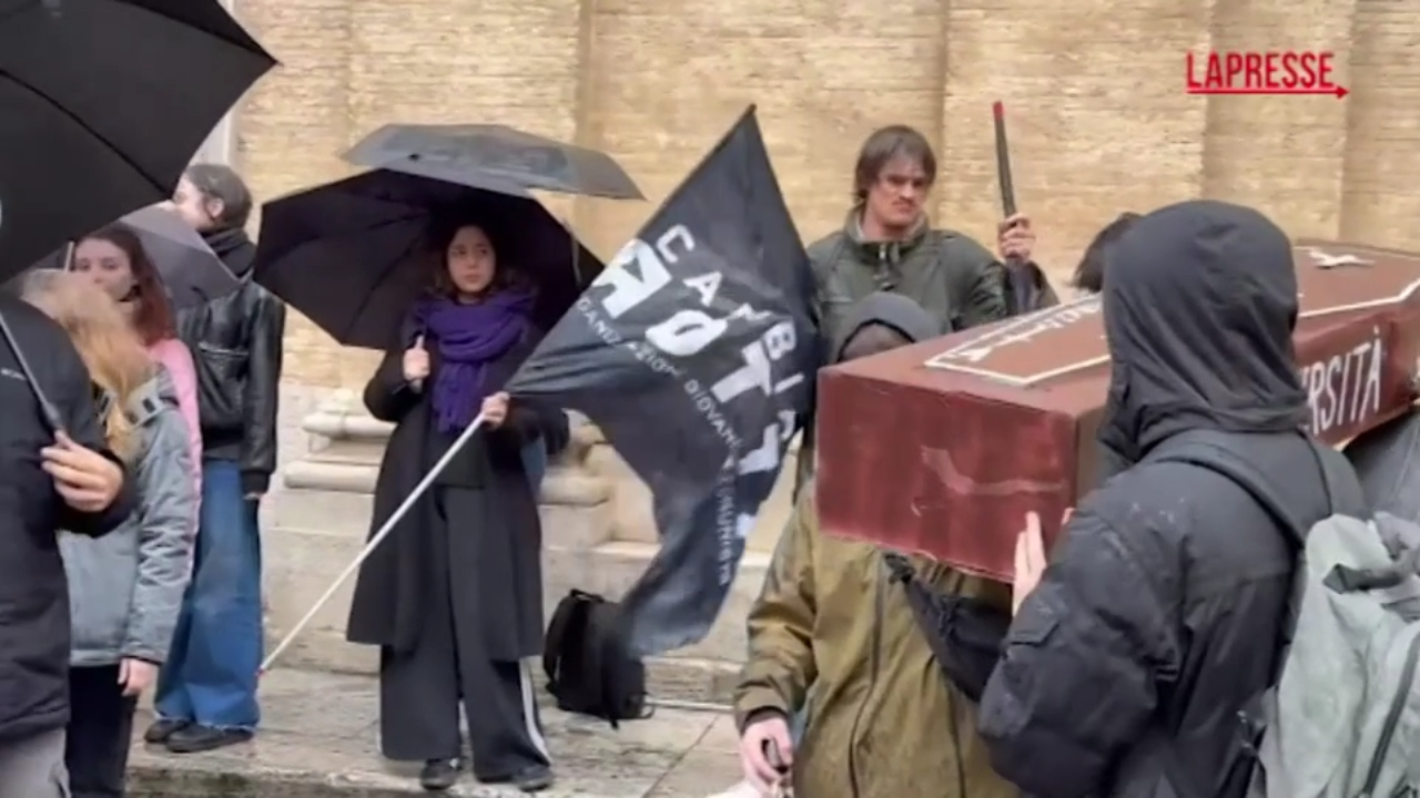 Università, studenti portano bara contro tagli e precarietà