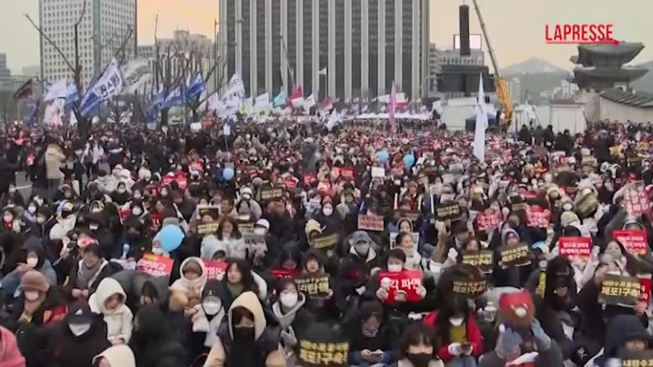 Corea del Sud, a Seul migliaia di persone in piazza per chiedere l’arresto di Yoon Suk Yeol