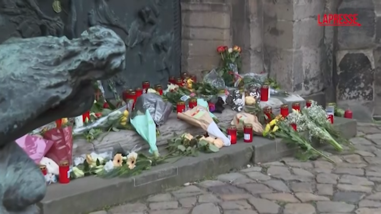 Magdeburgo, auto sulla folla al mercatino di Natale: fiori e candele per commemorare le vittime