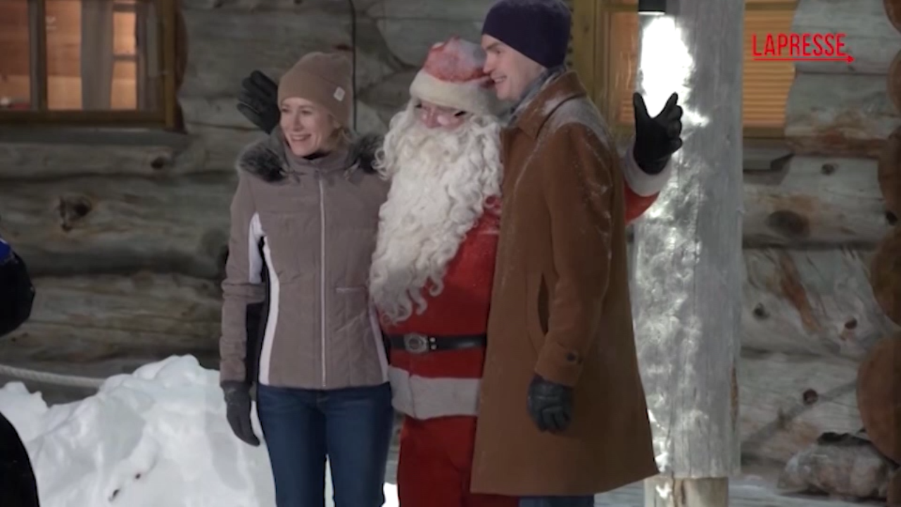 Lapponia, la foto di gruppo di Meloni con Babbo Natale e i leader al vertice Nord Sud