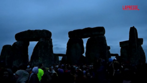 Stonehenge, si attende tutti insieme la prima luce del giorno nel solstizio d’inverno