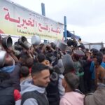 Gaza, decine di persone in coda per assicurarsi un pasto