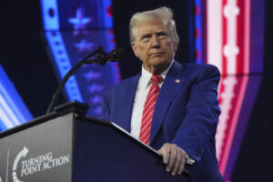 Il presidente eletto Donald Trump parla all'AmericaFest a Phoenix