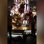 Roma, attivisti di Ultima Generazione lanciano vernice nera su albero Fendi