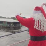Babbo Natale in Amazzonia risale il fiume per distribuire doni