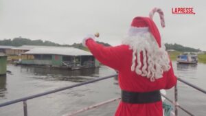 Babbo Natale in Amazzonia risale il fiume per distribuire doni