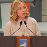 La premier Meloni parla al contingente militare in Lituania e si commuove: “L’Italia è fiera di voi”