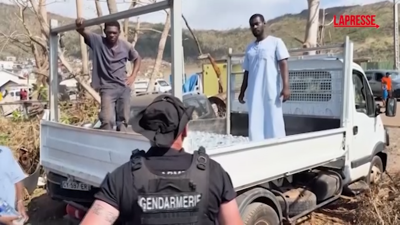 Le truppe francesi aiutano a distribuire cibo e acqua per la popolazione di Mayotte