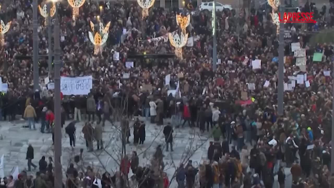 Serbia, migliaia di persone in piazza a Belgrado