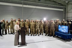 La premier Giorgia Meloni parla a contingenti italiani e si commuove: “Italia fiera di voi”