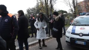 Albero caduto a Roma, le proteste dei residenti: “Avevamo segnalato pericolo”