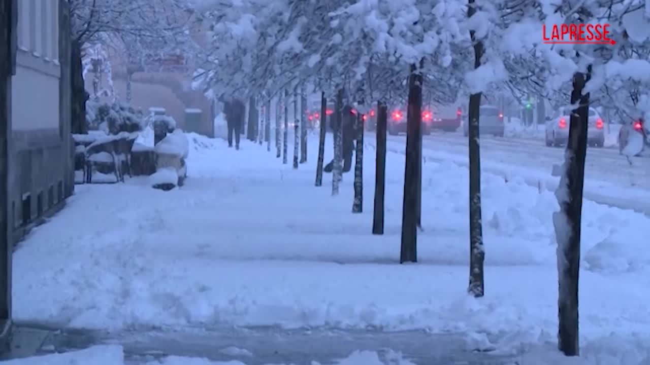 Tempesta di neve in Bosnia e Croazia: traffico in tilt, disagi e scuole chiuse