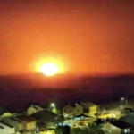 Gaza, il cielo notturno illuminato dalle esplosioni