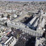 Siria, albero di Natale dato alle fiamme: proteste a Damasco