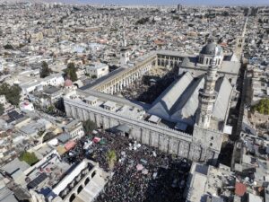 Manifestazione dopo le preghiere del venerdì per caduta del governo di Bashar Assad a Damasco