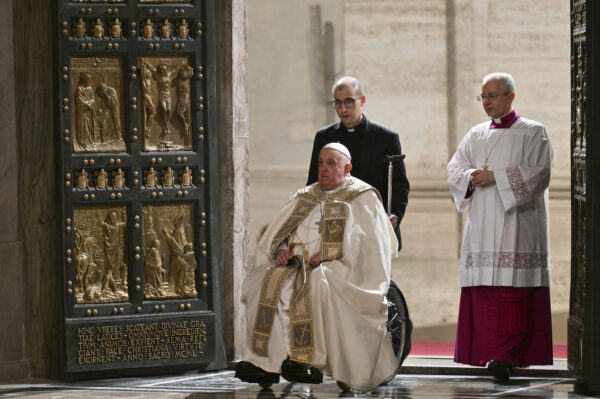 Giubileo 2025, Papa Francesco celebra la Messa della vigilia di Natale nel giorno in cui aprirà la Porta Santa