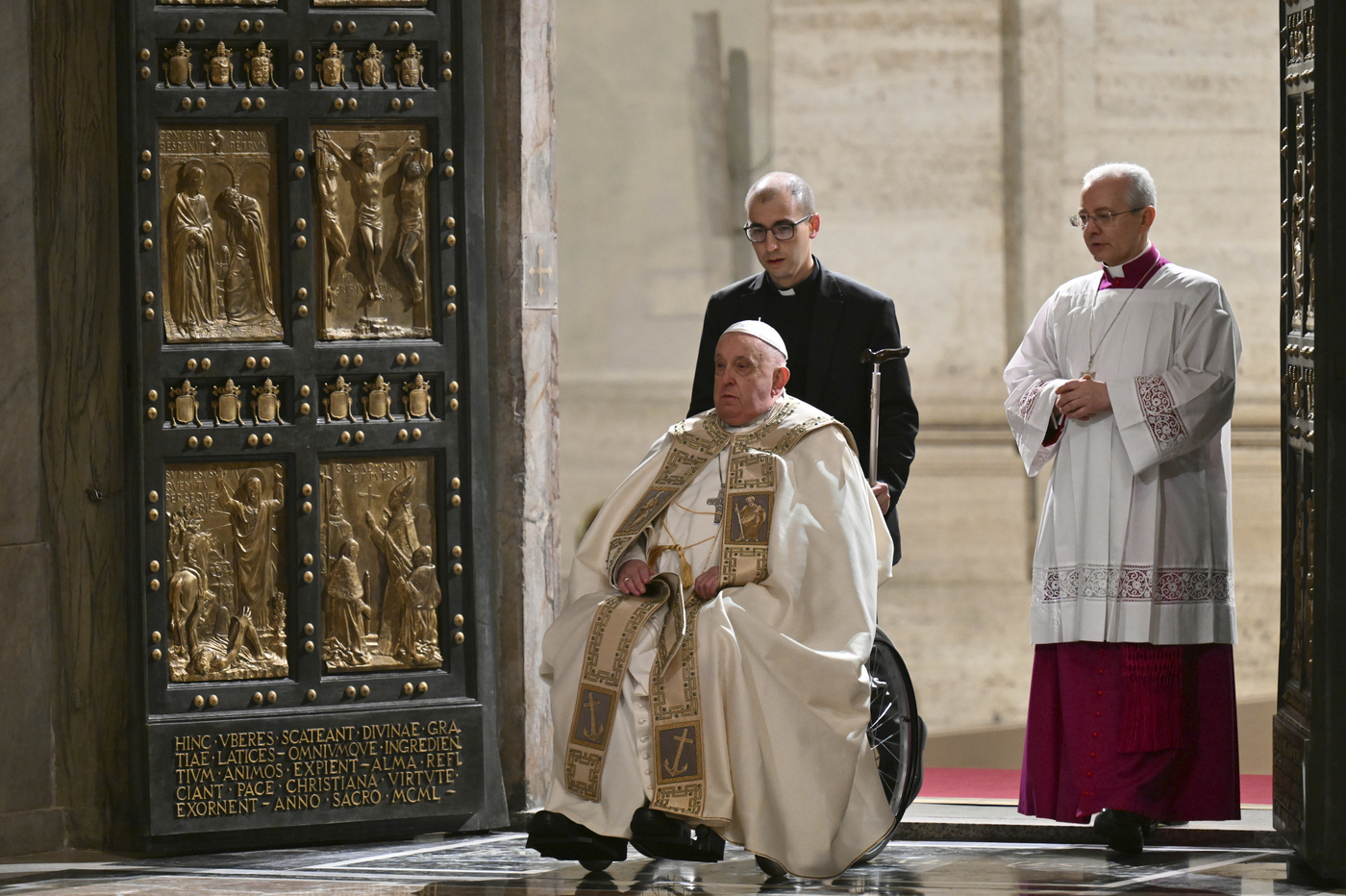 Giubileo 2025, Papa Francesco apre la Porta Santa della speranza contro le “desolazioni del mondo”