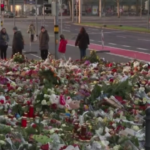 Magdeburgo, centinaia di persone in pellegrinaggio sul luogo dell’attentato: migliaia i fiori sul marciapiede