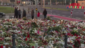 Magdeburgo, centinaia di persone in pellegrinaggio sul luogo dell’attentato: migliaia i fiori sul marciapiede