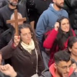 Albero di Natale bruciato in Siria, a Damasco scoppia la protesta