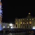 Giubileo 2025, migliaia di persone affollano piazza San Pietro