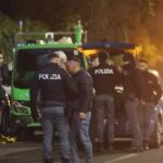 Milano, morto operaio Amsa schiacciato tra mezzo e auto: le immagini dal luogo dell’incidente