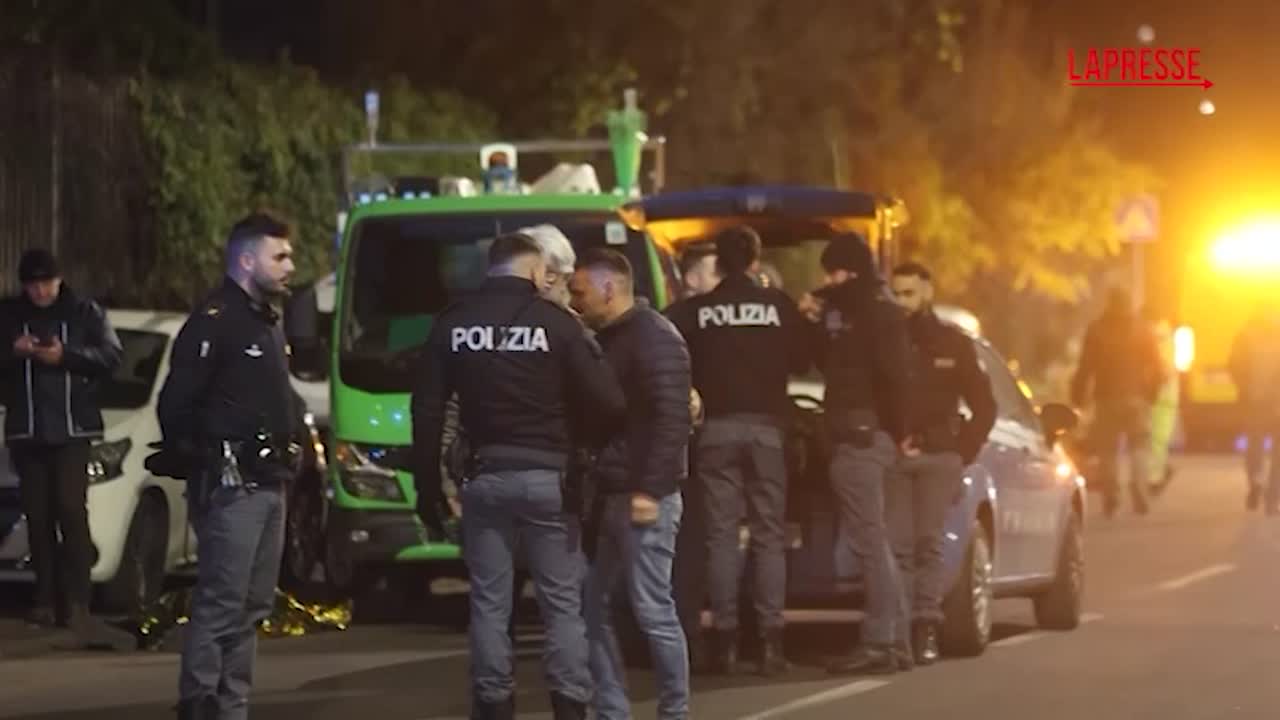 Milano, morto operaio Amsa schiacciato tra mezzo e auto: le immagini dal luogo dell’incidente