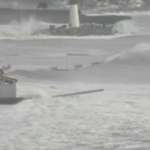 Tempesta in California, molo crolla e tre persone finiscono in mare
