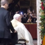 Giubileo 2025, Papa Francesco varca la Porta Santa di San Pietro