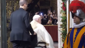 Giubileo 2025, Papa Francesco varca la Porta Santa di San Pietro