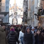 Natale, ultime ore di shopping: quanto spenderanno i romani per i regali?