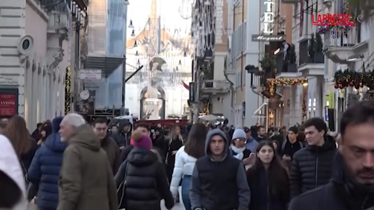 Natale, ultime ore di shopping: quanto spenderanno i romani per i regali?