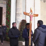 Giubileo, i fedeli cattolici attraversano la Porta Santa per ricevere l’indulgenza
