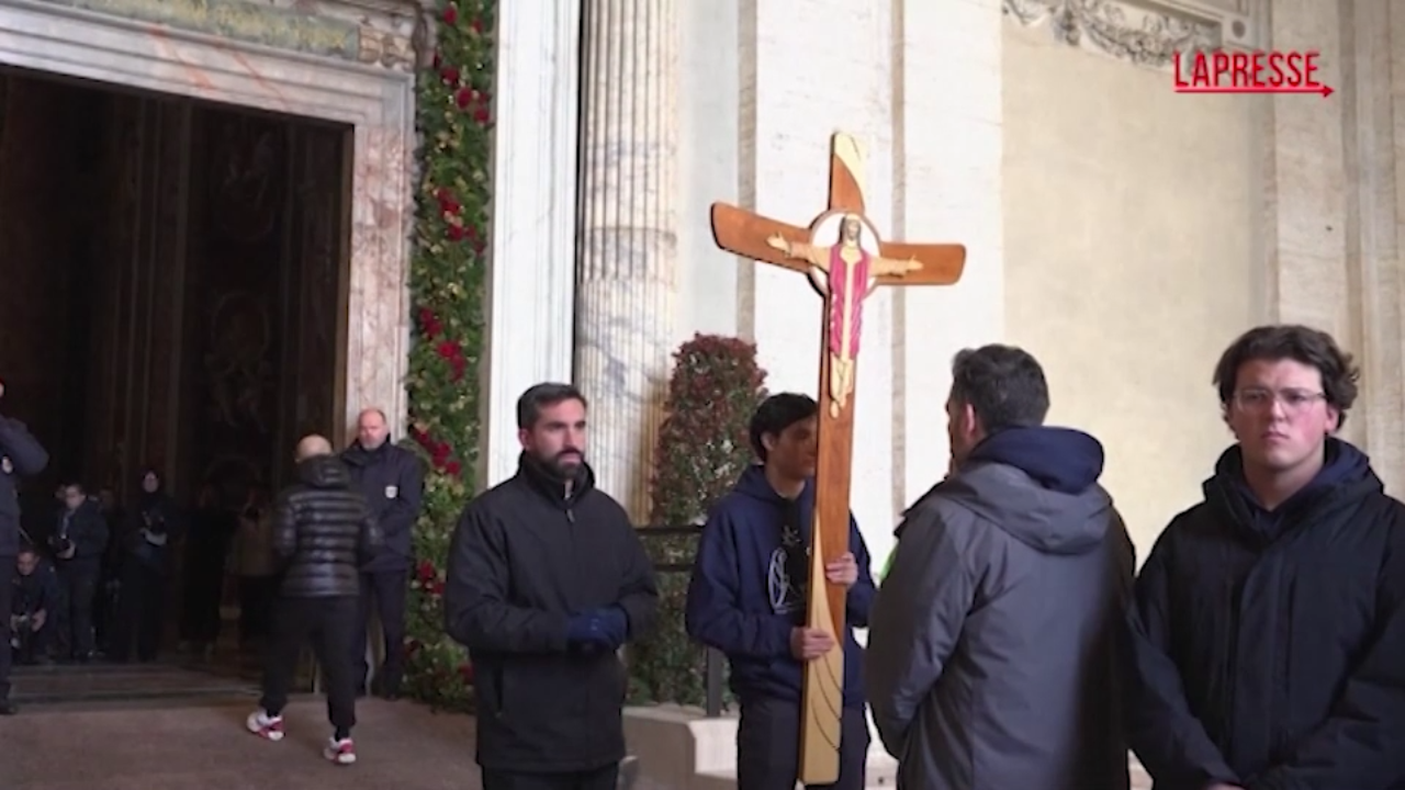 Giubileo, i fedeli cattolici attraversano la Porta Santa per ricevere l’indulgenza