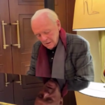 Anthony Hopkins al pianoforte per gli auguri di Natale: il video
