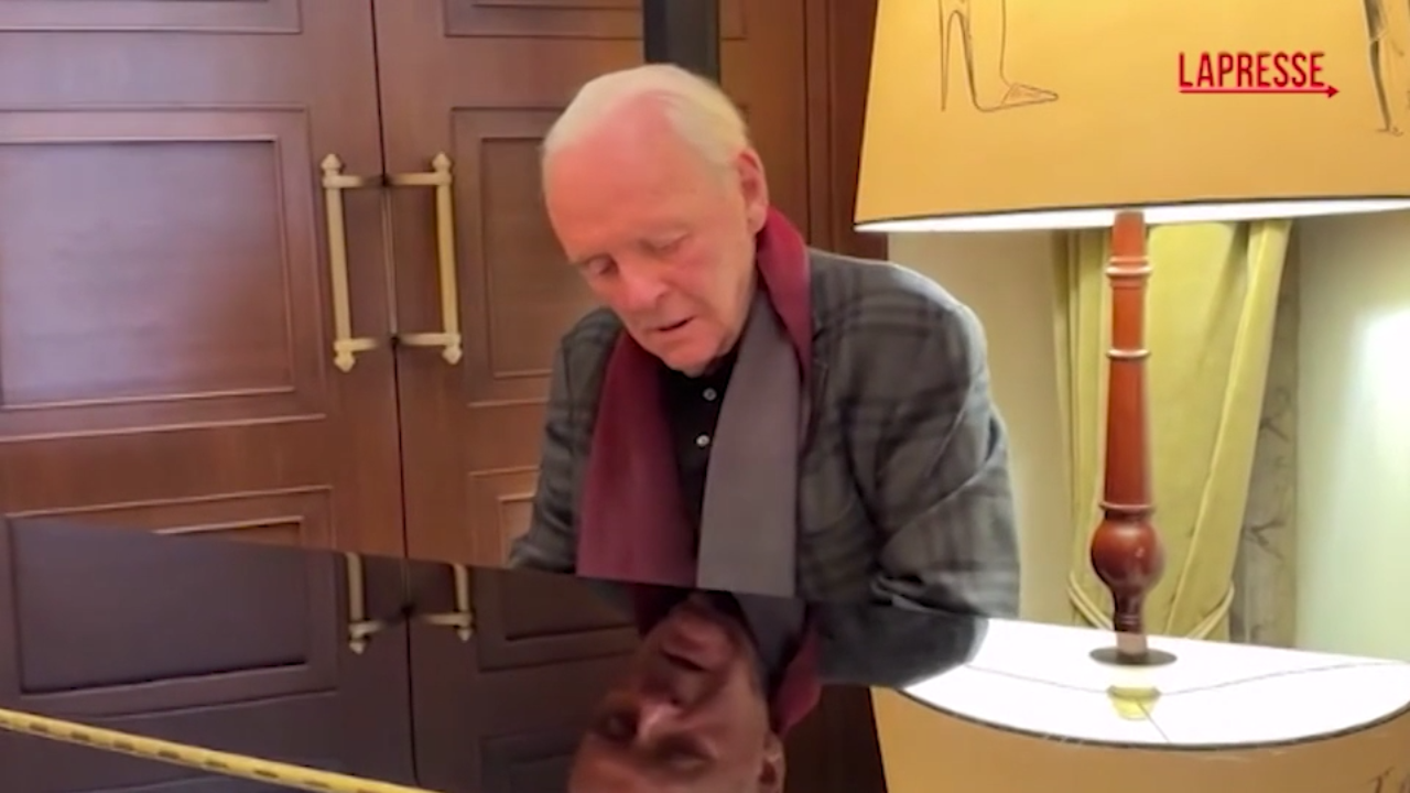 Anthony Hopkins al pianoforte per gli auguri di Natale: il video