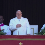 Natale, Papa: ”Tacciano le armi in Medioriente e in Ucraina”
