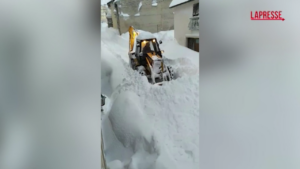 Abruzzo, Campo di Giove sepolta dalla neve