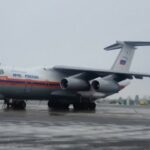 Kazakistan, aereo di linea precipitato: sopravvissuti russi tornano a Mosca su delle barelle