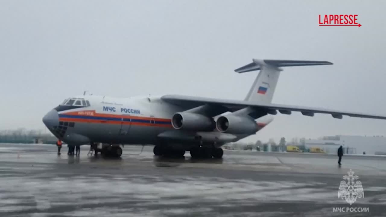 Kazakistan, aereo di linea precipitato: sopravvissuti russi tornano a Mosca su delle barelle