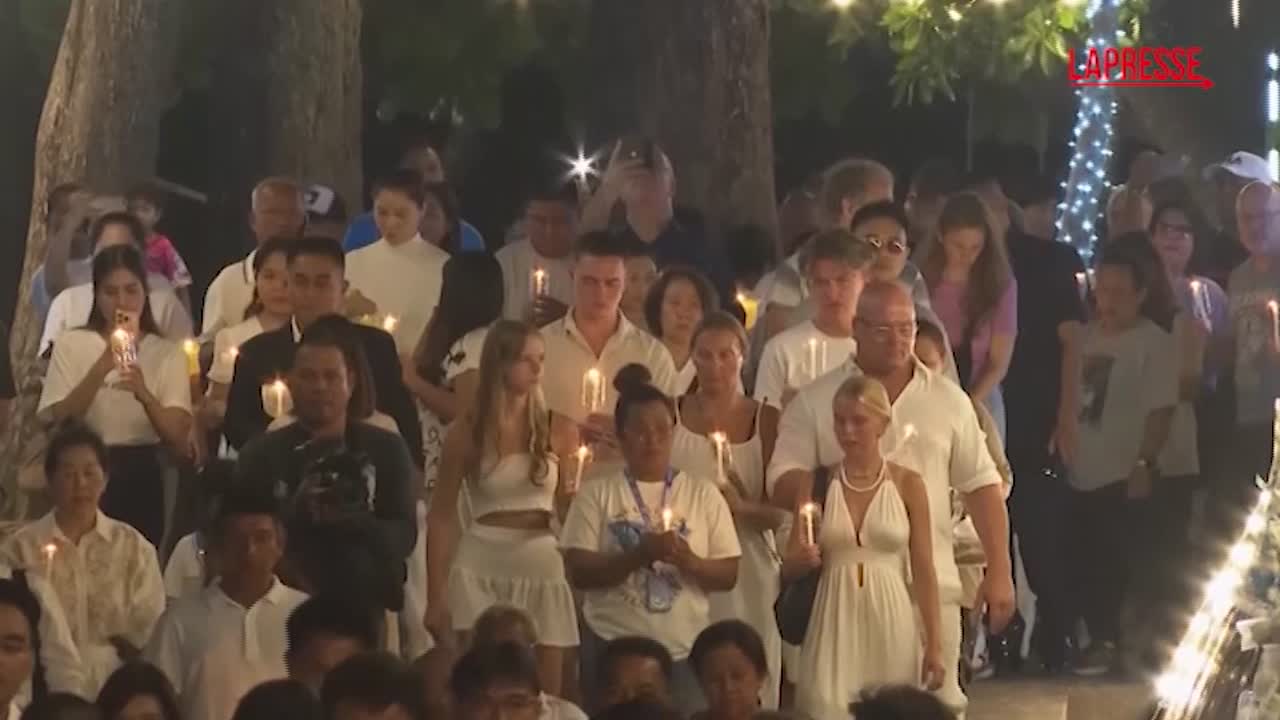 Thailandia, veglia con candele al memoriale dello tsunami