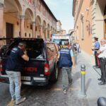 Bologna, insegue la figlia con la mazza da baseball: disposto l’allontanamento per il padre