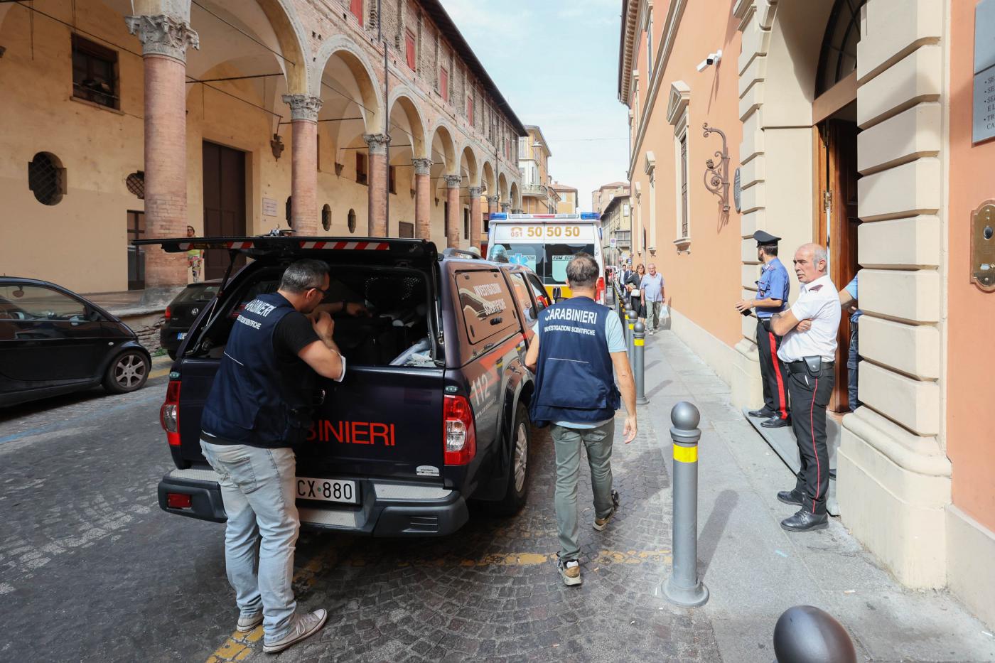 Bologna, insegue la figlia con la mazza da baseball: allontanamento per il padre 50enne