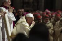 Papa Francesco celebra la Messa della vigilia di Natale nel giorno in cui aprirà la Porta Santa