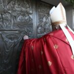 Giubileo 2025, Papa Francesco apre la Porta Santa nel carcere di Rebibbia